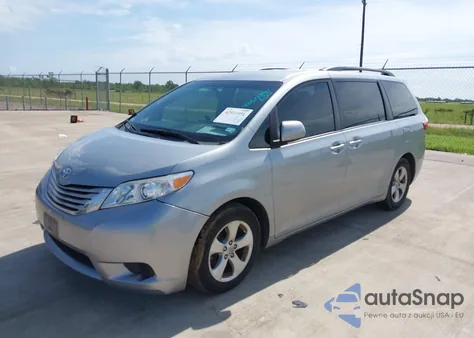 2015 Toyota Sienna Le 8 Passenger z USA, uszkodzony, nr VIN 5TDKK3DC7FS624148